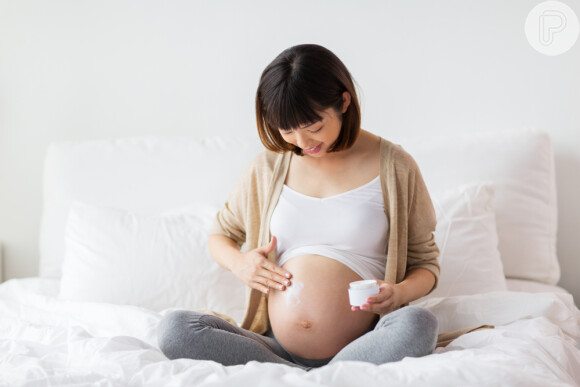Na gravidez, é importante manter a hidratação adequada, através da ingestão de água e cremes hidratantes locais