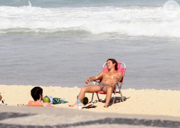 Jesuíta Barbosa voltou a ser fotografado com o rapaz em praia do Rio