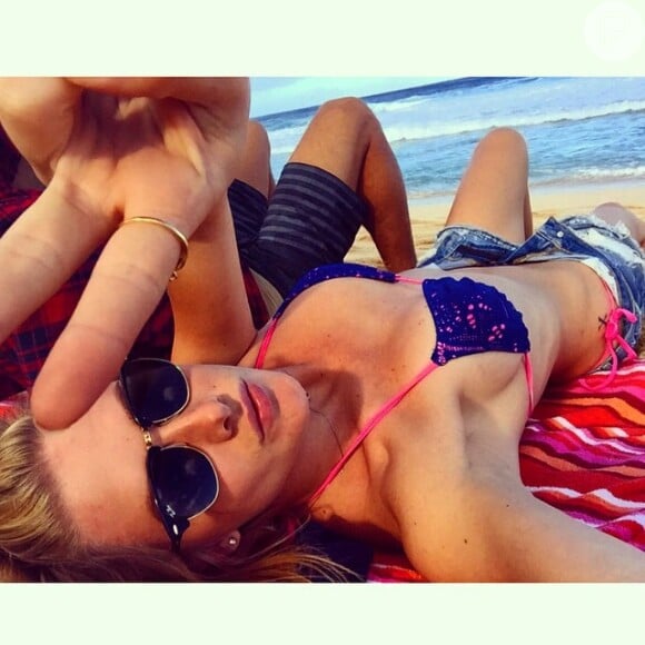 Fiorella Mattheis curte dias de descanso no Havaí, com o namorado, Alexandre Pato. A atriz é mais uma a escolher o biquíni de crochê