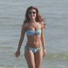Paloma Bernardi esbanjou boa forma em passeio na praia. A atriz escolheu um modelo estampado tomara que caia