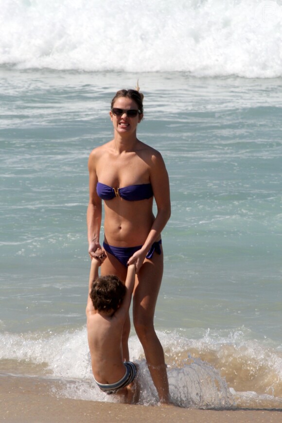 Leticia Birkheuer escolhe modelo tomara que caia para mergulho com o filho, João Guilherme