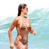 Fernanda Lima está sempre colocando o bronzeado em dia nas praias do Rio. A apresentadora do 'Amor & Sexo' optou por um modelo listrado de lacinho