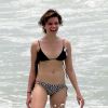 Bruna Linzmeyer se refresa no mar após corrida pela orla. A atriz aposta em modelo de lacinho, com estampas geométricos
