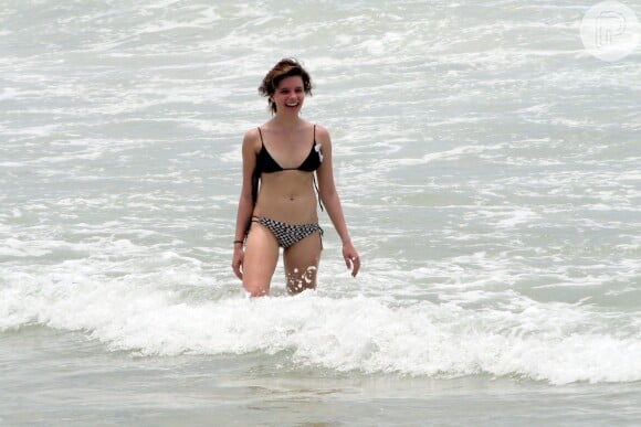 Bruna Linzmeyer se refresa no mar após corrida pela orla. A atriz aposta em modelo de lacinho, com estampas geométricos