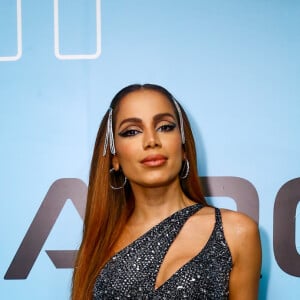 Anitta foi uma das atrações do 'Garota Vip' e subiu ao palco com um macacão brilhoso