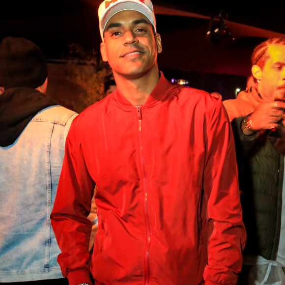 Marcello Melo Jr não ignorou o frio e se protegeu com um casaco estiloso