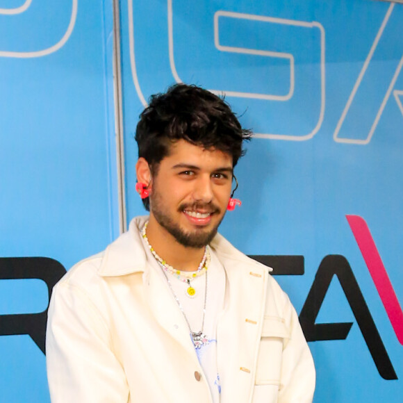 Zé Felipe subiu ao palco com uma calça jeans ousada