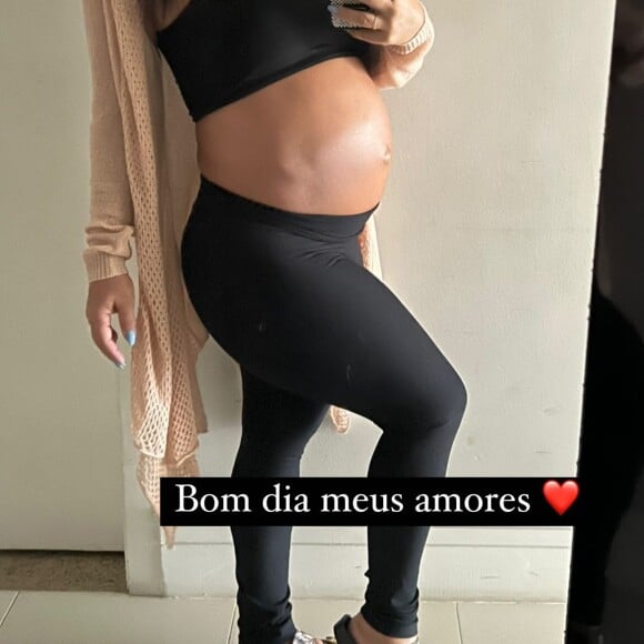 Viviane Araujo exibe barriga de gravidez aos 9 meses de gestação