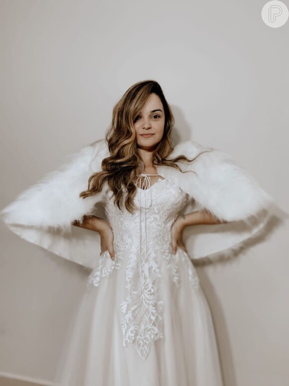 Vestido de noiva com estola é opção quentinha para quem quer casar no Inverno