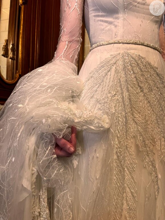 Vestido de noiva rico em detalhes nas mangas: esse modelo é indicado para quem ama um visual mais singelo