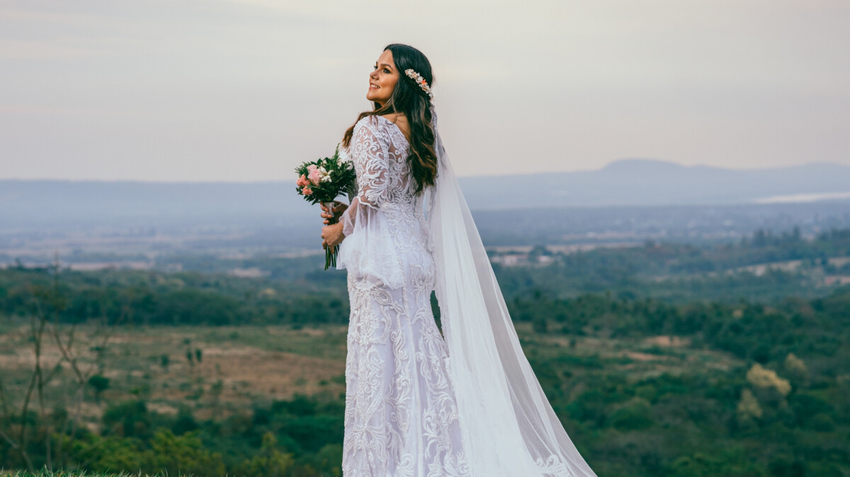 Ianna Noivas - A blogueirinha @nogueiraemillys com nosso vestido de noiva  Princesinha e uma coroa dourada belíssimavc arrasou Ensaio  fotográfico lindo.. #vestidodenoiva #noiva #ensaiofotografico #bloguerinha # casamento #coroadenoiva #buquedenoiva