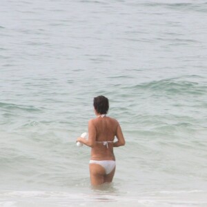 De biquíni, Andréa Beltrão mergulhou em alto mar, segundo o fotógrafo