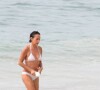 Andréa Beltrão elegeu um modelo branco e básico de biquíni para aproveitar a praia