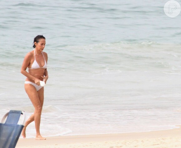 Andréa Beltrão elegeu um modelo branco e básico de biquíni para aproveitar a praia
