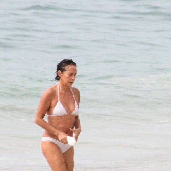 Andréa Beltrão elegeu um modelo branco e básico de biquíni para aproveitar a praia