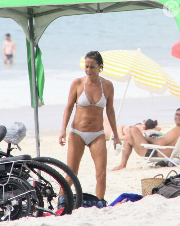 De biquíni, Andréa Beltrão aproveitou a Praia de Copacabana