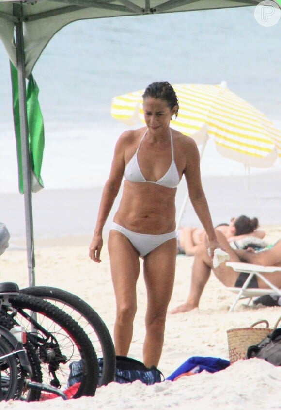 Andréa Beltrão compareceu à Praia de Copacabana por volta das 10h da manhã