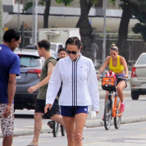 Andréa Beltrão também caminhou na famosa orla de Copacabana