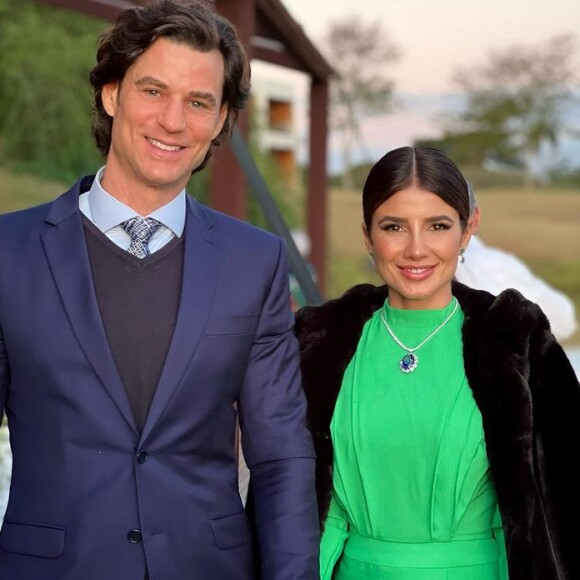 Paula Fernandes estava acompanhada pelo namorado, Rony Cecconello