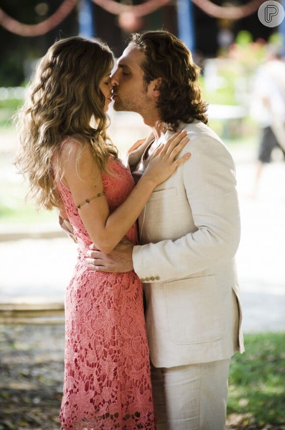Alberto (Igor Rickli) beija Ester (Grazi Massafera) em 'Flor do Caribe'