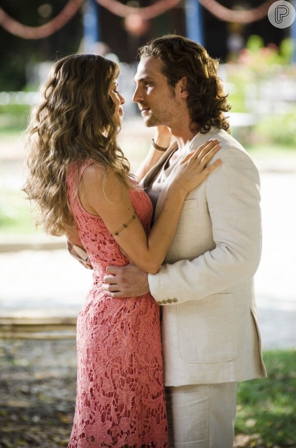 Alberto (Igor Rickli) consegue fazer com que Ester (Grazi Massafera) aceite seu pedido de casamento, em 'Flor do Caribe'
