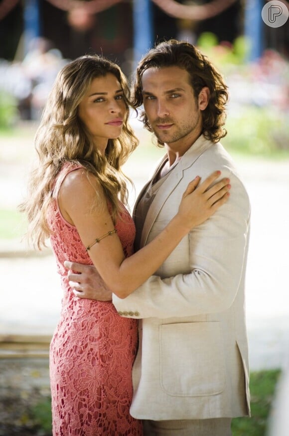 Ester (Grazi Massafera) pede Alberto (Igor Rickli) em casamento, em 'Flor do Caribe'