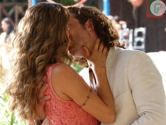 Ester (Grazi Massafera) corresponde ao beijo de Alberto (Igor Rickli) e propõe: 'Casa Comigo!', em 'Flor do Caribe'