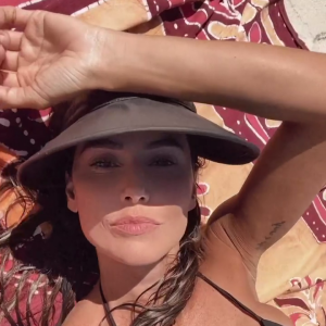 Deborah Secco curtiu praia com biquíni cavadíssimo