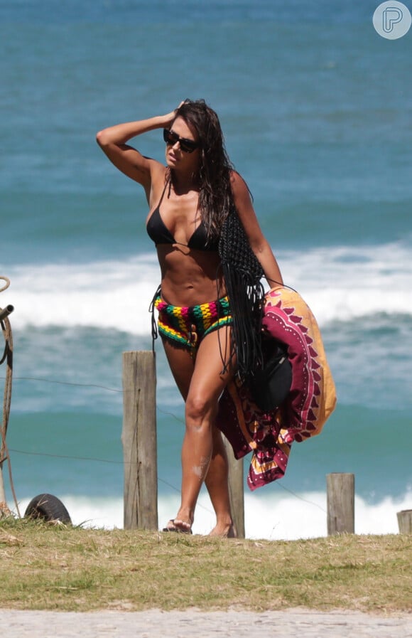 Barriga sarada de Deborah Secco chamou atenção em praia carioca