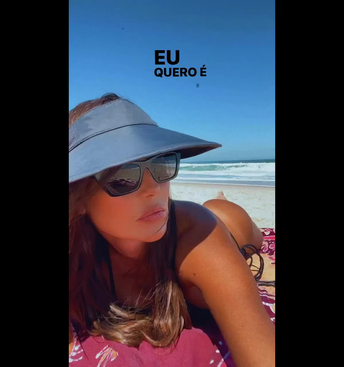 Vídeo De fio dental Deborah Secco exibe corpão na praia Purepeople