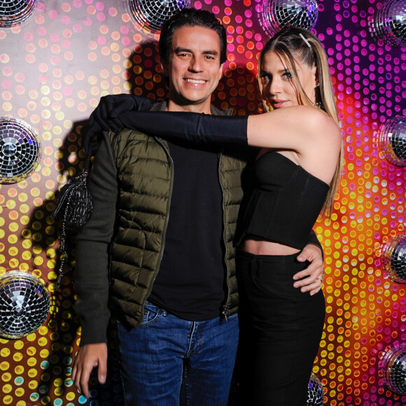 Luma Oliveira escolheu um look preto para o evento da NV