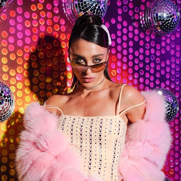 Namorada de Alexandre Negrão mostra seu estilo em look rosa
