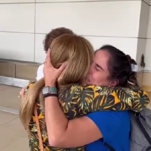 Camilla Camargo chorou ao se despedir da mãe, Zilu Godoi, no aeroporto dos Estados Unidos