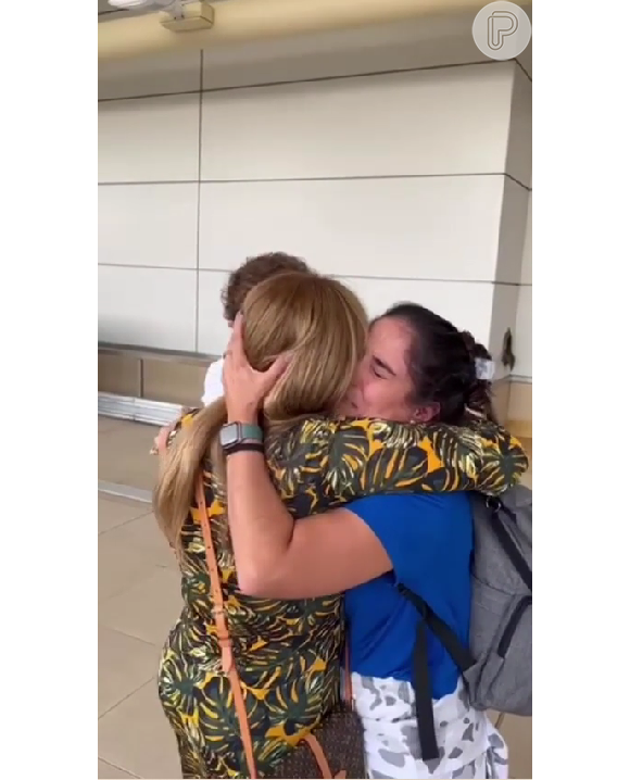 Camilla Camargo chorou ao se despedir da mãe, Zilu Godoi, no aeroporto dos Estados Unidos