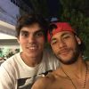 Neymar posa com amigo ao chegar ao Brasil