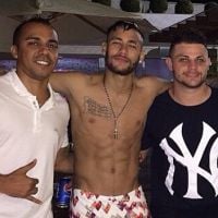 Neymar aparece de sunga durante festa em casa com amigos em SP: 'Semana maluca'