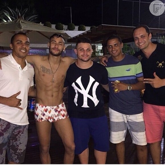 Neymar usa sunga branca em festa ao lado de amigos em São Paulo, em 21 de dezembro de 2014