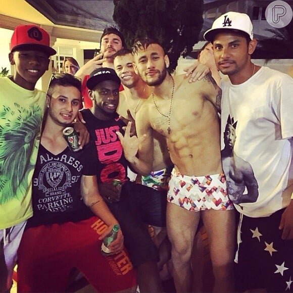 Neymar recebe amigos em sua casa após chegada ao Brasil para festas de fim de ano
