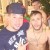 Neymar posa de sunga ao lado de amigo em festa