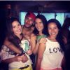 Neymar chega ao Brasil e faz festa ao lado de amigas