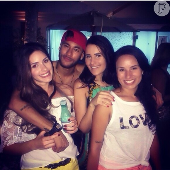 Neymar chega ao Brasil e faz festa ao lado de amigas