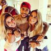 Neymar posa com amigos durante festa em sua casa