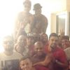 Neymar reúne amigos para comemoração em sua casa em São Paulo