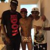 Neymar posa de sunga ao lado dos amigos