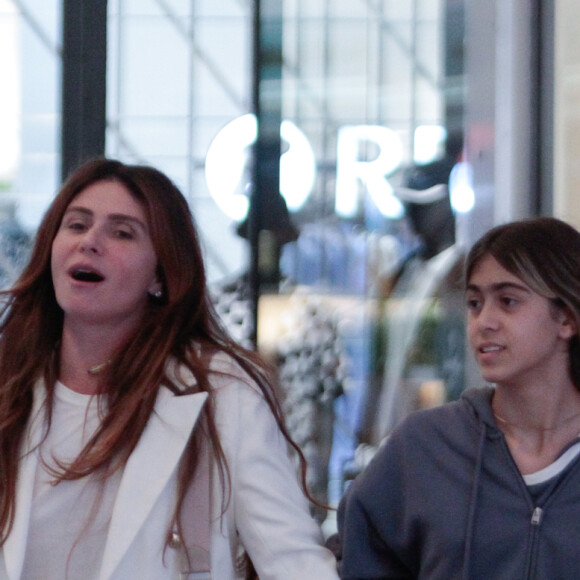 Giovanna Antonelli foi fotografada com a filha em dia de shopping no Rio de Janeiro