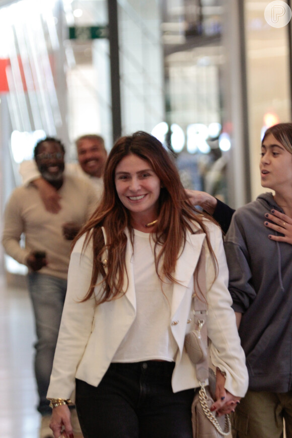 Blazer branco foi escolha de Giovanna Antonelli para look descomplicado em dia de frio