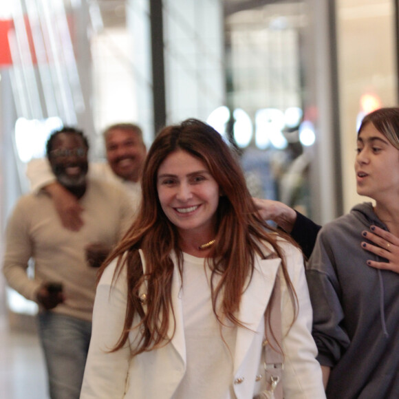 Blazer branco foi escolha de Giovanna Antonelli para look descomplicado em dia de frio