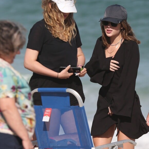 Jade Picon também usou um quimono em preto como saída de praia