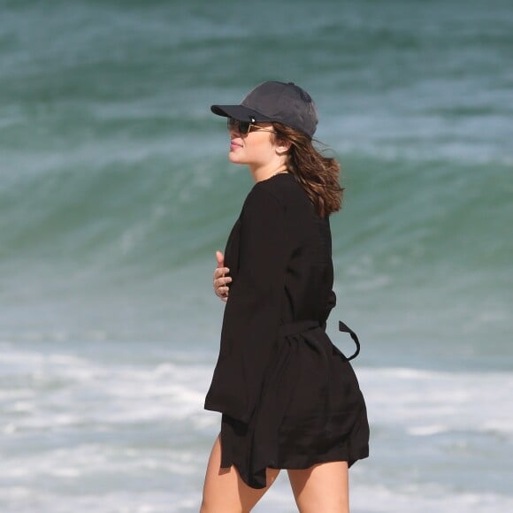 Jade Picon foi clicada em dia de praia com look preto: a atriz está morando no Rio de Janeiro