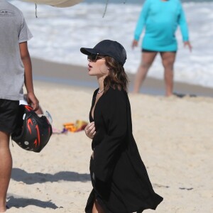 Jade Picon elegeu look com mood all black para dia de praia no Rio de Janeiro